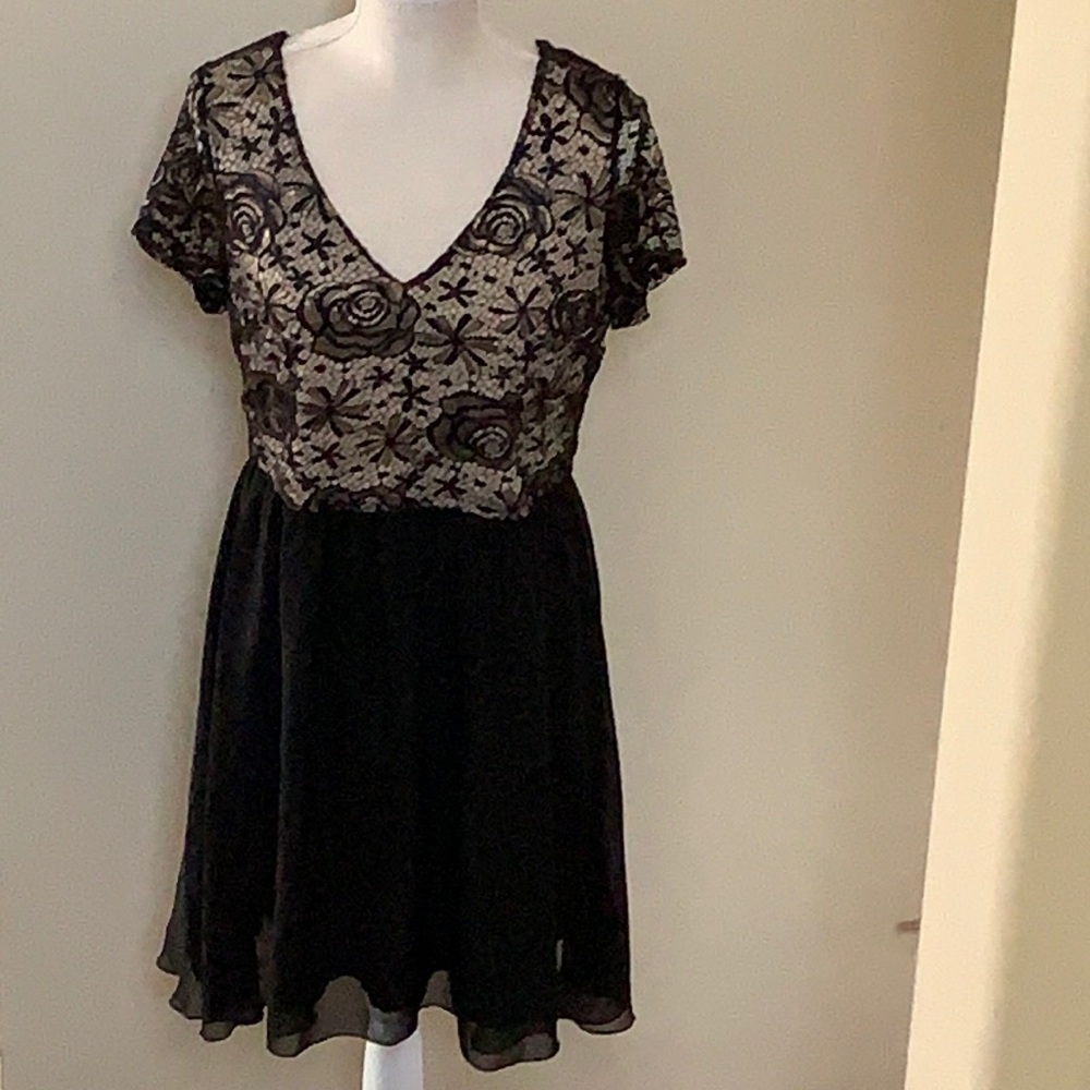 Fashion To Figure Short Sleeve Lace A Line Dress